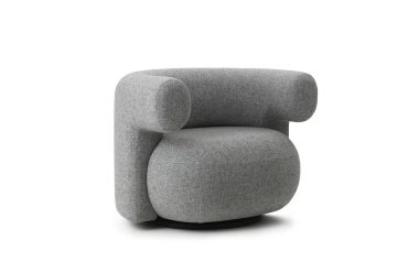 En moderne, grå polstret lænestol med et blødt, afrundet design og en drejelig base, isoleret på en hvid baggrund, indkapsler perfekt essensen af TomorrowsDesign.
