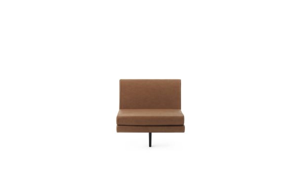 En enkelt NORMANN COPENHAGEN - Sum Modulsofa 110 Midte med et minimalistisk design, med firkantet sæde og ryg, understøttet af et centralt sort metalben, isoleret på en hvid baggrund.