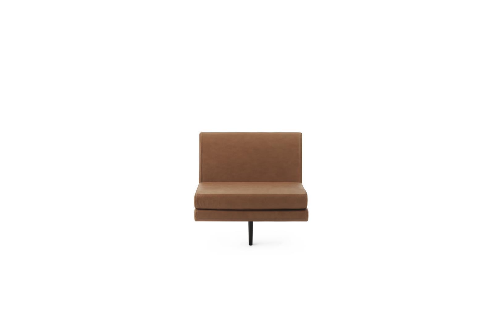 En enkelt NORMANN COPENHAGEN - Sum Modulsofa 110 Midte med et minimalistisk design, med firkantet sæde og ryg, understøttet af et centralt sort metalben, isoleret på en hvid baggrund.