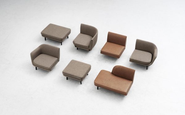 Et arrangement af NORMANN COPENHAGEN - Sum Modulsofa 110 Midte på en grå overflade, med adskillige stole og ottomaner i brune og solbrune nuancer set fra oven.