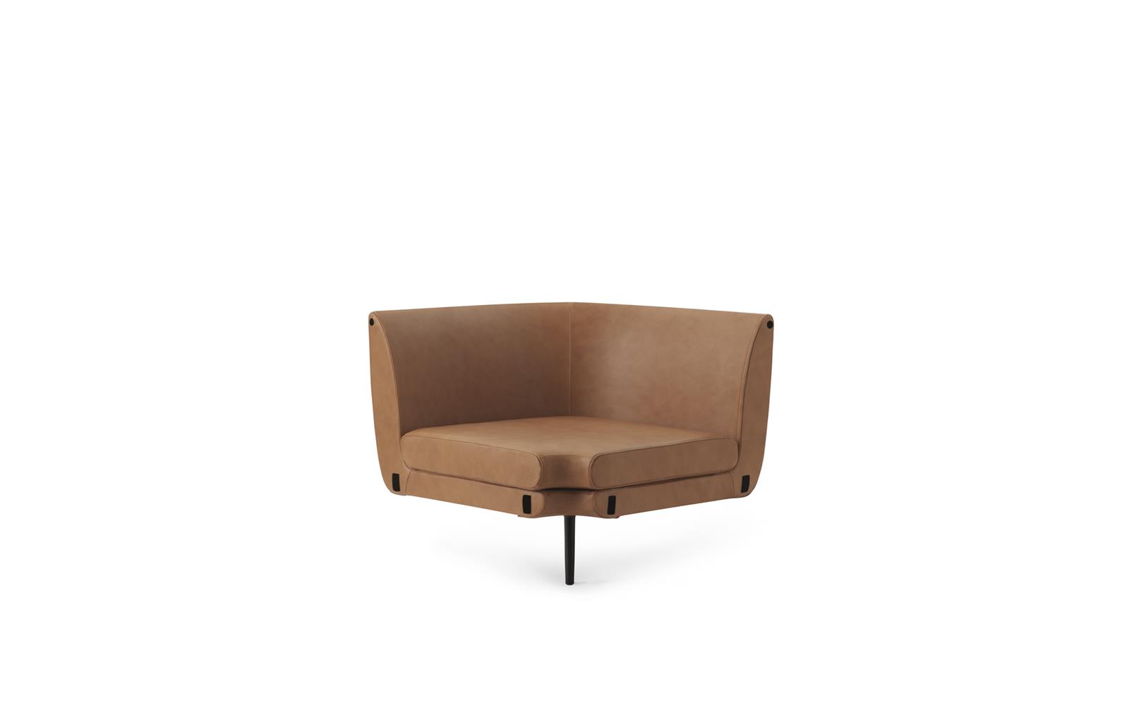 En moderne NORMANN COPENHAGEN - Sum Modulsofa 150 Hjørne med høje ryg- og sidepaneler, understøttet af minimale sorte metalben, isoleret på en hvid baggrund.