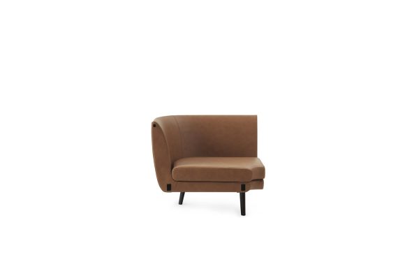 En enkelt NORMANN COPENHAGEN Sum Modulsofa 150 Hjørne med buet ryglæn og slanke sorte ben, isoleret på en almindelig hvid baggrund.