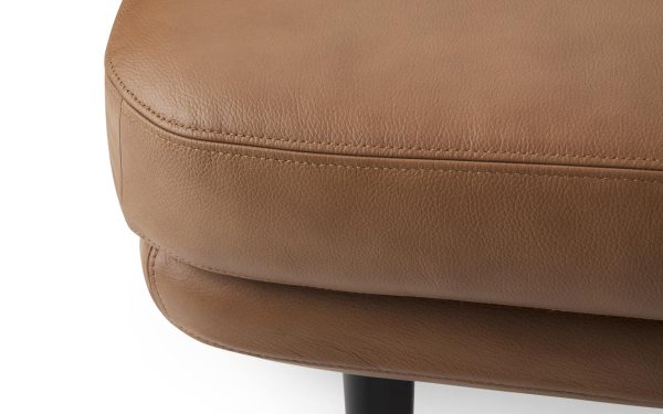 Nærbillede af en NORMANN COPENHAGEN - Sum Modulsofa 340 Højre, der viser den teksturerede polstring og syedetalje, med fokus på sæde og armlæn.