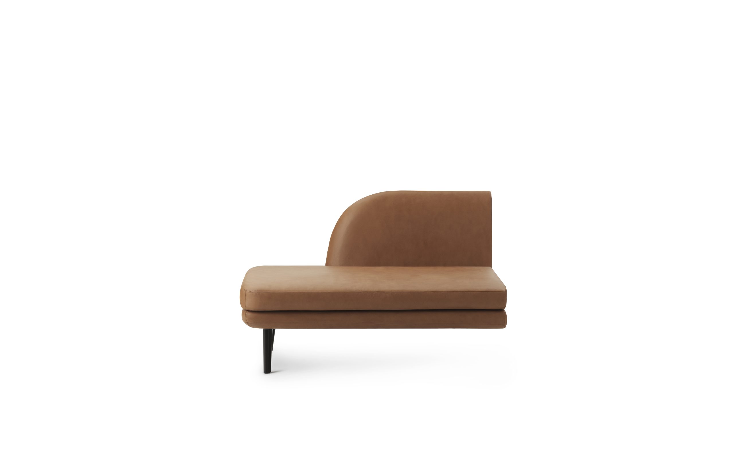 En moderne, minimalistisk NORMANN COPENHAGEN - Sum Modulsofa 330 Venstre med en lysebrun læderpude og et enkelt sort metalben, isoleret på en hvid baggrund.