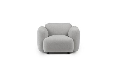 En moderne lysegrå lænestol med en glat stoffinish og afrundede kanter, vist mod en hvid baggrund, er et perfekt stykke designmøbler til ethvert sofistikeret interiør.
