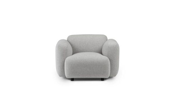En moderne lysegrå lænestol med en glat stoffinish og afrundede kanter, vist mod en hvid baggrund, er et perfekt stykke designmøbler til ethvert sofistikeret interiør.