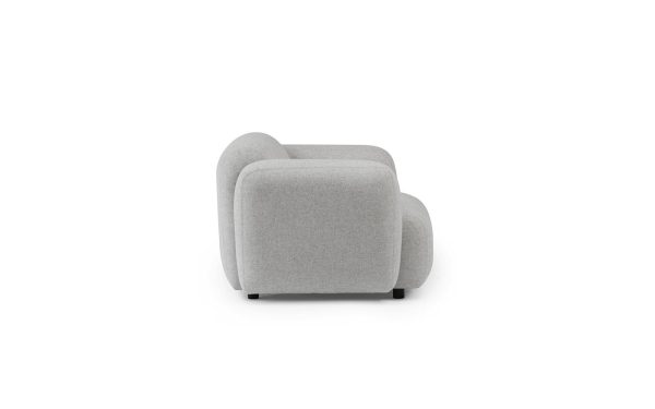En moderne lysegrå lænestol med en plys designmøbler og afrundede hjørner, isoleret på en hvid baggrund.