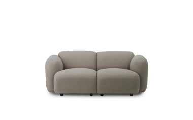 En moderne to-personers NORMANN COPENHAGEN - Swell Sofa 2 Pers. med et minimalistisk design, med afrundede puder og armlæn, betrukket med lysegråt stof, isoleret på en hvid baggrund.