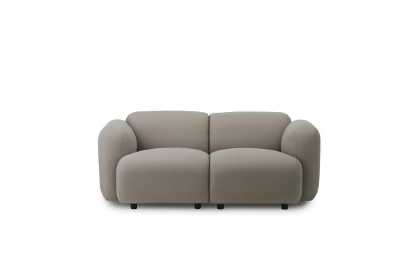 En moderne to-personers NORMANN COPENHAGEN - Swell Sofa 2 Pers. med et minimalistisk design, med afrundede puder og armlæn, betrukket med lysegråt stof, isoleret på en hvid baggrund.