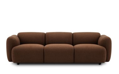 EN NORMANN COPENHAGEN - Swell Sofa 3 Pers med et plys, buet design og korte sorte ben, isoleret på en hvid baggrund.