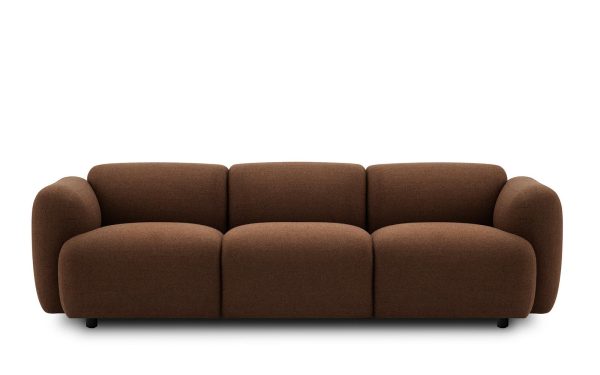 EN NORMANN COPENHAGEN - Swell Sofa 3 Pers med et plys, buet design og korte sorte ben, isoleret på en hvid baggrund.