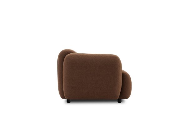 En moderne brun NORMANN COPENHAGEN Swell Sofa 3 Pers. med afrundede kanter og lavprofilede sorte ben, isoleret på en hvid baggrund.