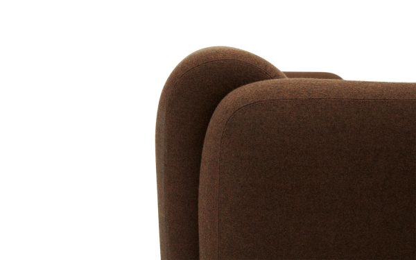 Nærbillede af en NORMANN COPENHAGEN - Swell Sofa 3 Pers, der viser toppen af dets afrundede armlæn mod en hvid baggrund.