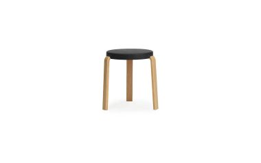A NORMANN COPENHAGEN - Tap Skammel med sort rundt sæde og tre lyse træben, isoleret mod hvid baggrund.