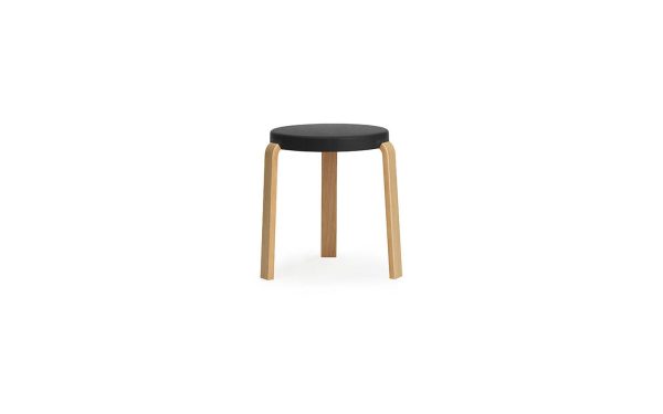 A NORMANN COPENHAGEN - Tap Skammel med sort rundt sæde og tre lyse træben, isoleret mod hvid baggrund.
