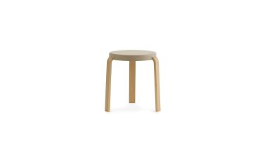 En enkel, NORMANN COPENHAGEN - Tap Skammel med tre cylindriske ben og et rundt sæde, isoleret på en hvid baggrund.