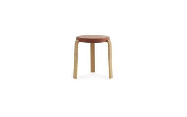 A NORMANN COPENHAGEN - Tap Skammel med fire ben og et rundt, brunt sæde, isoleret på en hvid baggrund.
