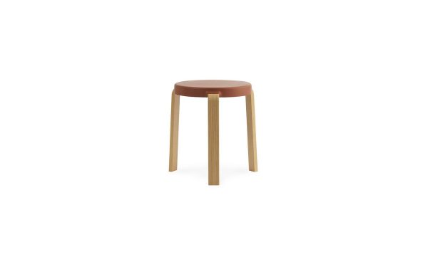 Et simpelt NORMANN COPENHAGEN - Tap Skammel med et rundt, brunt sæde og tre lyse ben, isoleret på en hvid baggrund.
