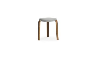 A NORMANN COPENHAGEN - Tap Skammel med et rundt, gråt sæde og tre træben sat på en almindelig hvid baggrund.
