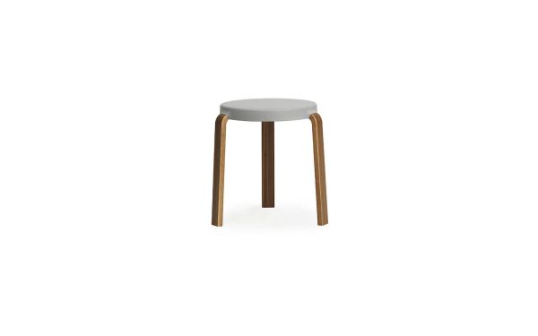 A NORMANN COPENHAGEN - Tap Skammel med et rundt, gråt sæde og tre træben sat på en almindelig hvid baggrund.