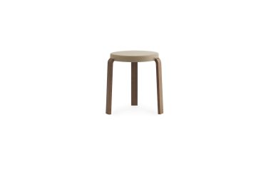 En enkel, moderne NORMANN COPENHAGEN - Tap Skammel med et rundt, beige sæde og tre brune ben, isoleret på en hvid baggrund.