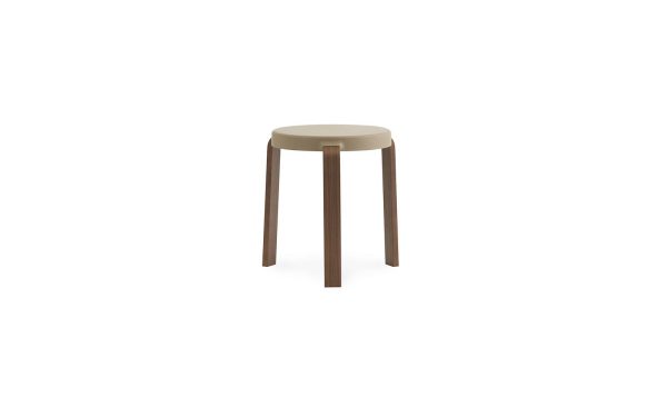 Et simpelt NORMANN COPENHAGEN - Tap Skammel med fire ben og et rundt sæde, sat mod en almindelig hvid baggrund.