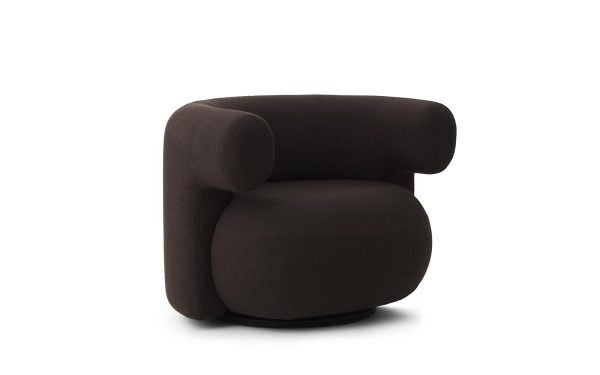 Moderne NORMANN COPENHAGEN - Burra Loungestol M. Drejefunktion med et blødt, buet design og tykke, afrundede armlæn, placeret mod en hvid baggrund.