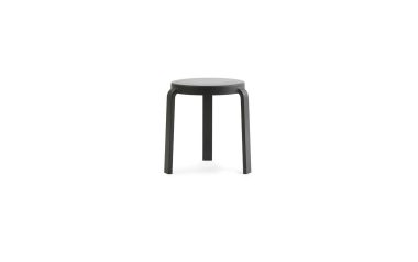 En simpel sort NORMANN COPENHAGEN - Tap Skammel med et rundt sæde og fire lige ben, isoleret på en hvid baggrund.