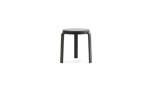En simpel sort NORMANN COPENHAGEN - Tap Skammel med et rundt sæde og fire lige ben, isoleret på en hvid baggrund.