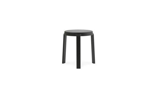 NORMANN COPENHAGEN - Tap Skammel med et rundt sæde og fire ben, isoleret på en hvid baggrund.