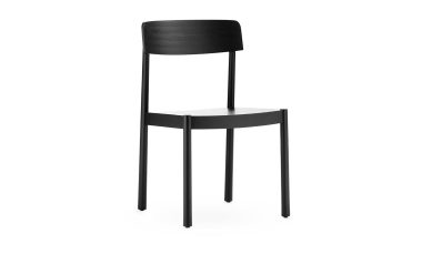 En moderne sort stol med et enkelt design fra TomorrowsDesign, med buet ryglæn og fire lige ben, placeret mod en hvid baggrund.