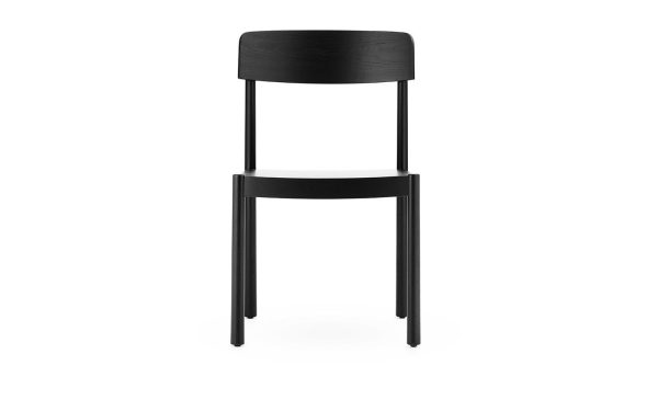 En moderne sort stol med minimalistisk design, med buet ryglæn og lige ben, isoleret på en hvid baggrund.