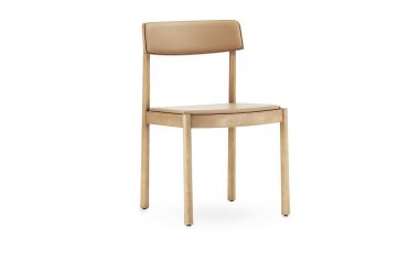 En moderne stol med et let træstel og ryglæn og sædehynde i beige læder, isoleret på en hvid baggrund, fra TomorrowsDesign.