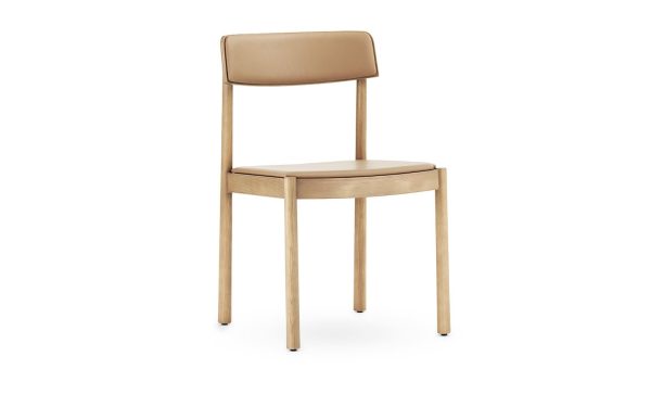 En moderne stol med et let træstel og ryglæn og sædehynde i beige læder, isoleret på en hvid baggrund, fra TomorrowsDesign.