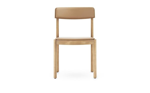 En moderne stol med et let træstel og solbrunt læderbetræk, vist mod en almindelig hvid baggrund. Stolen har et firkantet ryglæn og et fladt sæde, som indbefatter essensen af designmøbler.