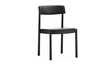 En enkel sort stol med lige ryglæn og et polstret sæde, der står på fire ben mod en hvid baggrund, er et eksempel på TomorrowsDesign.