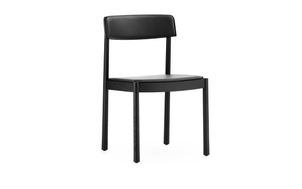 En enkel sort stol med lige ryglæn og et polstret sæde, der står på fire ben mod en hvid baggrund, er et eksempel på TomorrowsDesign.
