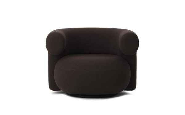 En moderne NORMANN COPENHAGEN - Burra Loungestol M. Drejefunktion lænestol med et afrundet design og tykke, bløde armlæn, placeret mod en almindelig hvid baggrund.