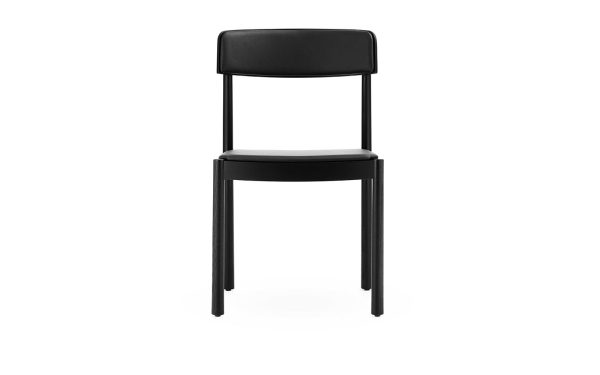 En enkel sort stol med lige ryglæn og et fladt sæde, med TomorrowsDesign-æstetik, står på fire ben mod en hvid baggrund.