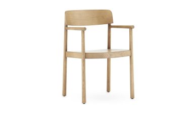 En moderne træstol med armlæn, med en minimalistisk designmøbler med en lys egetræsfinish, placeret mod en almindelig hvid baggrund.