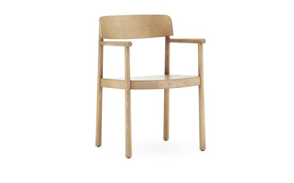 En moderne træstol med armlæn, med en minimalistisk designmøbler med en lys egetræsfinish, placeret mod en almindelig hvid baggrund.