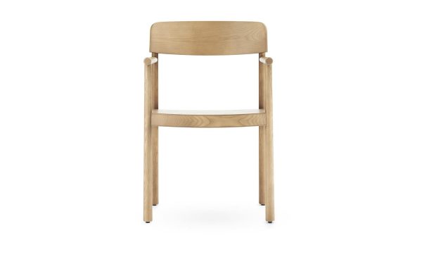 En enkel træstol med buet ryglæn og fladt sæde set forfra på en almindelig hvid baggrund. Stolen, der fremviser et elegant design, står på fire ben, hver forsynet med en sort kasket.