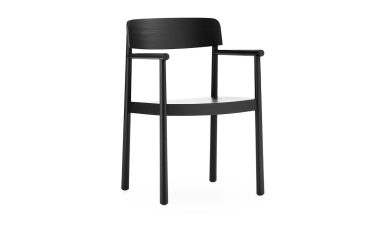 En moderne sort stol med buet ryglæn og fire lige ben, isoleret på en hvid baggrund, fra TomorrowsDesign.