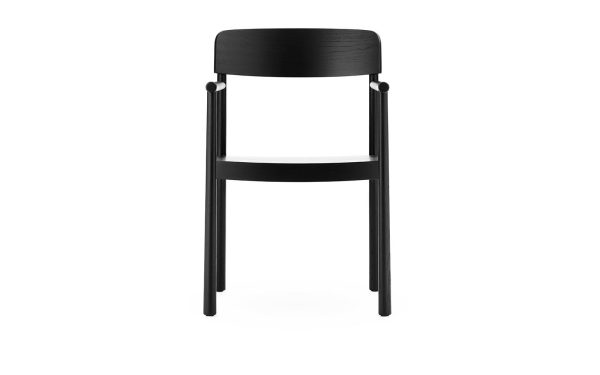 En moderne sort stol med buet ryglæn og slanke ben, fotograferet mod en helt hvid baggrund, er indbegrebet af TomorrowsDesign.