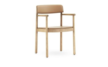 En minimalistisk stol med et let træstel og solbrune læderpuder på sæde og ryglæn, isoleret mod en hvid baggrund, der perfekt indkapsler essensen af TomorrowsDesign.