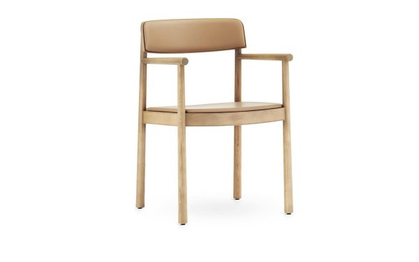 En minimalistisk stol med et let træstel og solbrune læderpuder på sæde og ryglæn, isoleret mod en hvid baggrund, der perfekt indkapsler essensen af TomorrowsDesign.