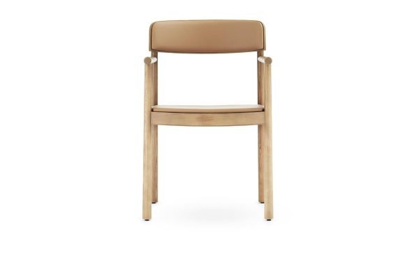 En moderne stol med en let træramme og et solbrunt læderryglæn og sæde, isoleret på en hvid baggrund, er en ideel tilføjelse til enhver TomorrowsDesign-kollektion.
