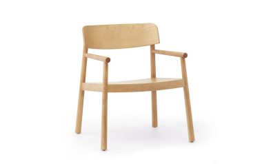 En enkel moderne træstol med armlæn, stående på en almindelig hvid baggrund. Stolen fremviser et solidt sæde og et let buet ryglæn, med afrundede kanter og en naturlig træfinish fra TomorrowsDesign.