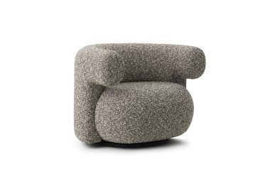 En moderne, afrundet lænestol med et chunky design betrukket med et tekstureret gråt stof, isoleret på en hvid baggrund. - NORMANN COPENHAGEN - Burra Loungestol M. Drejefunktion