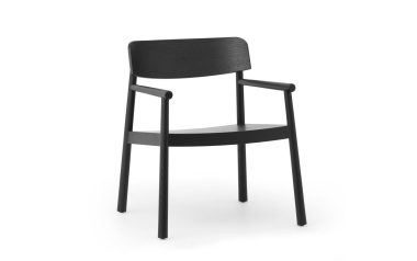 En moderne sort stol med buet ryglæn og fladt sæde, med armlæn og fire ben, designet som funktionelt interiør. Stolen er centreret på en almindelig hvid baggrund.